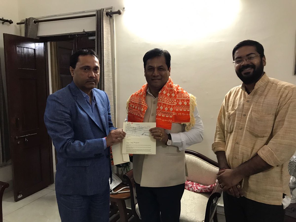 Dev Kr. Pukhraj (@dkpukhraj) on Twitter photo #Delhi में असम CM <a href="/sarbanandsonwal/">Sarbananda Sonowal</a> जी को मोरारी बापू की प्रेरणा से बाढ़ राहत कोष में 25 लाख रु. का चेक सौंपते उद्योगपति विपिन कुमार ईश्वर #Delhi में असम CM <a href="/sarbanandsonwal/">Sarbananda Sonowal</a> जी को मोरारी बापू की प्रेरणा से बाढ़ राहत कोष में 25 लाख रु. का चेक सौंपते उद्योगपति विपिन कुमार ईश्वर