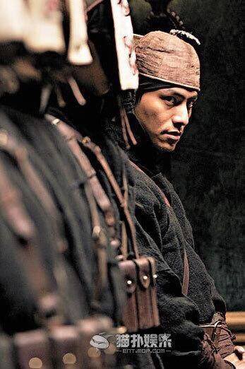 영화"《让子弹飞》양자탄비" 胡万역의 진곤 제작 스틸사진. 배우 강문이 감독 .주연한 영화 양자탄비. 진곤이 맡은 호만은 참 의외의 하찮은(?)...