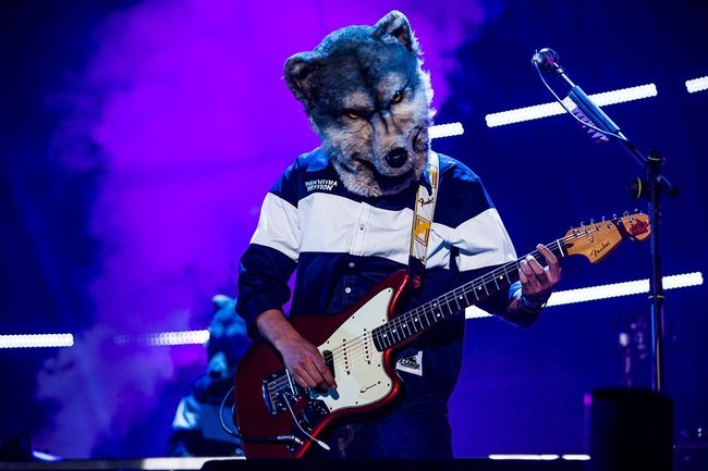 ジョニさんのギターを弾く手に惚れたんだな😍 #MAN WITH A MISSION