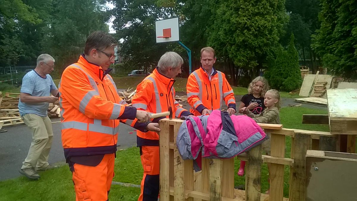STBeijum050's tweet photo. Hulp komt van alle kanten!
#spijkerenspelweek #Beijum https://t.co/SLFkktlu5j