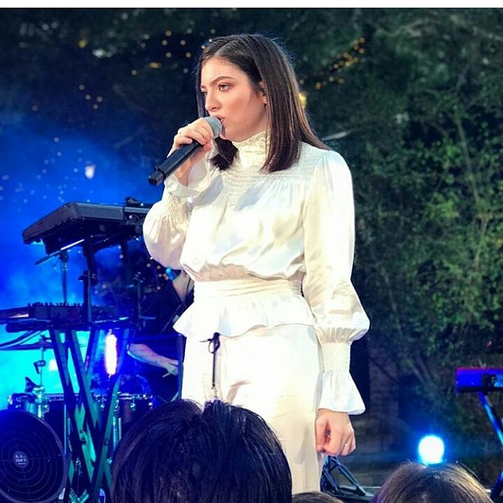 TeamLordePanama's tweet photo. #iHeartLorde #IHearRadio ❤ https://t.co/tppx9XrGTz