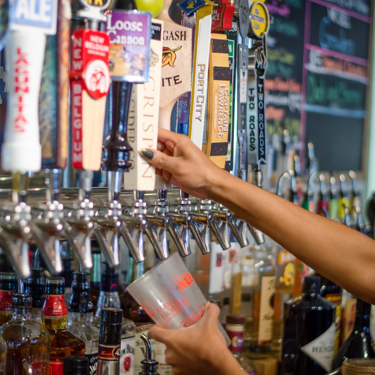 NeoPizzaAnnap's tweet photo. Join us for Happy Hour today starting at 3pm! Miller Lite &amp; Bud Lite Cans for $1.99-Craft beer pints for $2.99-House wine glasses for $2.99 https://t.co/SR5CczhPX3