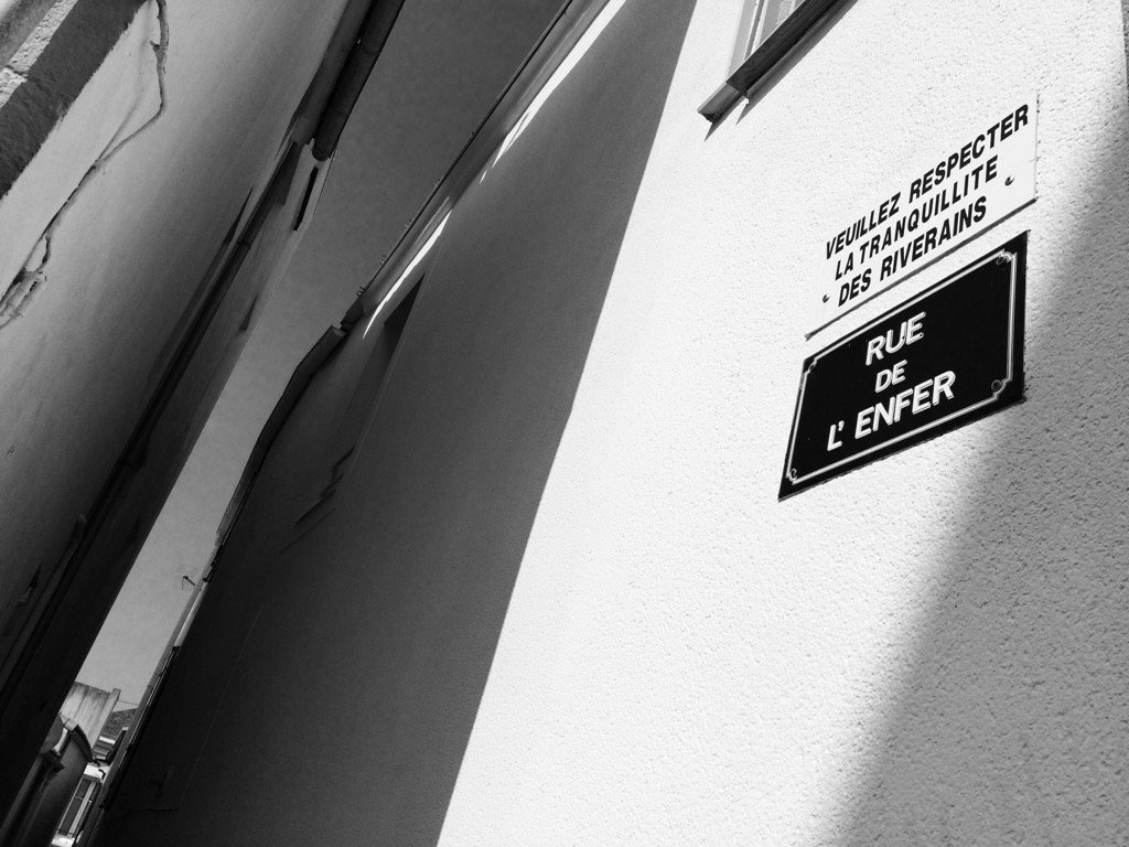 SylvieRibot's tweet photo. Rue de l'enfer... mais tranquille 😈😇 #SablesD'Olonne #FaudraitSavoir https://t.co/Jykgk6Q1jo