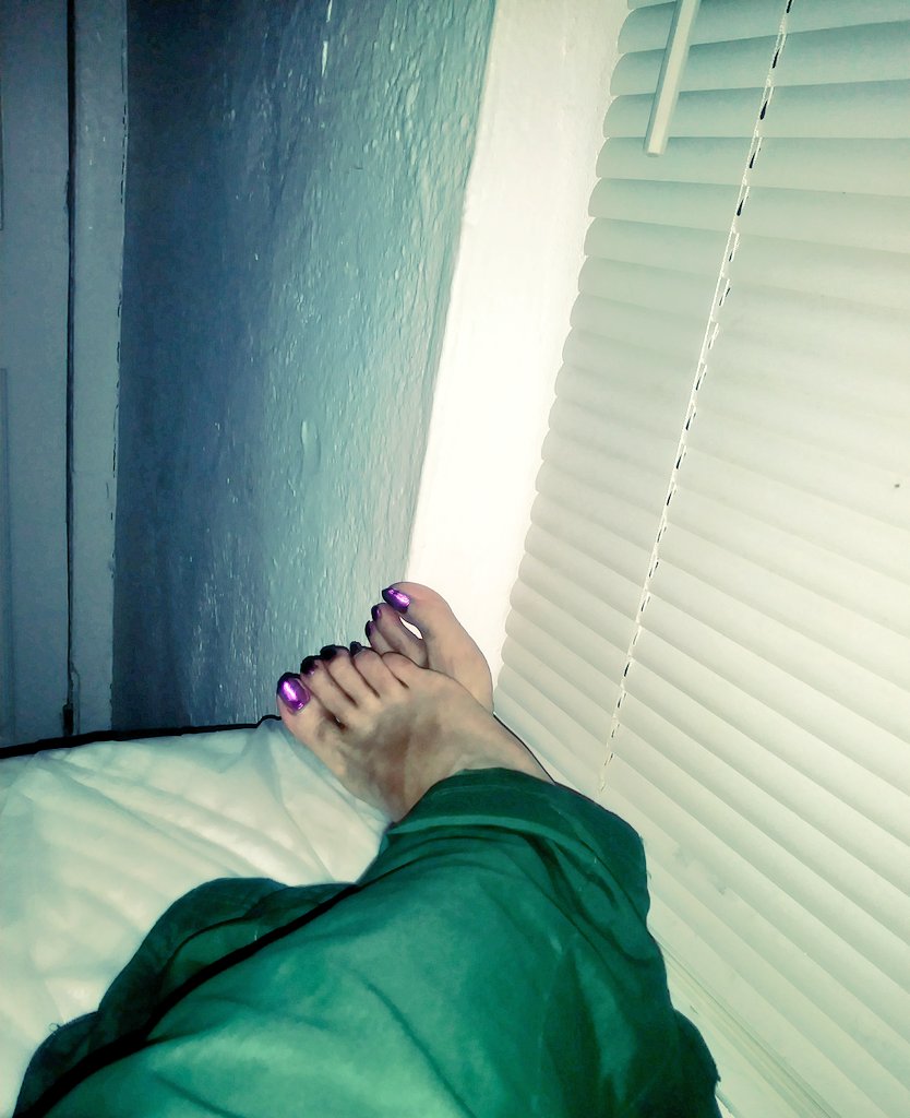 Topeka00000's tweet photo. Sexy toes super sexy https://t.co/ZthO62Idn1