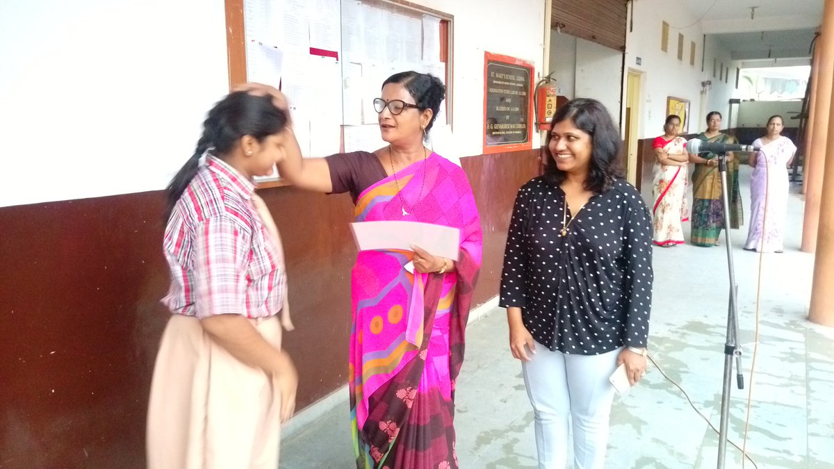 MindHour's tweet photo. #YCQ Prize distribution by MindHour at The St. Mary's School, Gorwa Vadodara. Congratulations to the winners. https://t.co/iroFtWf0m6