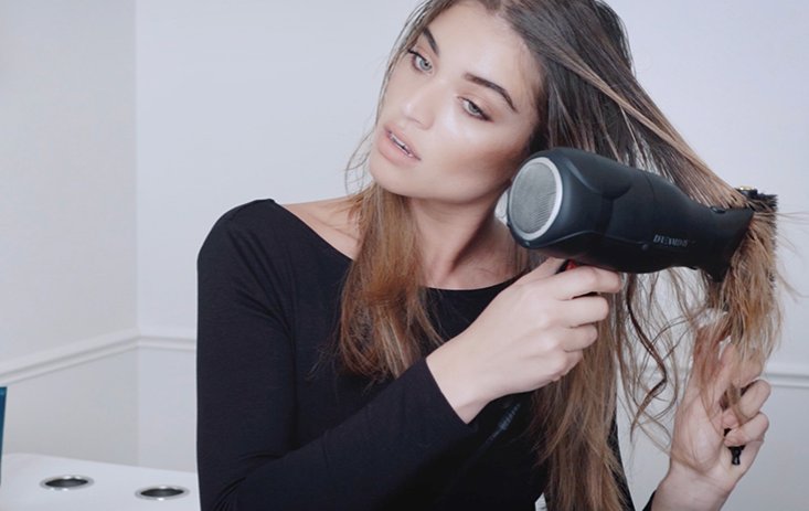 The perfect fine hair blowout using Featherbalm Weightless Styler with model Daniela Lopez. oribe.com/films/featherb… #oribeobsessed