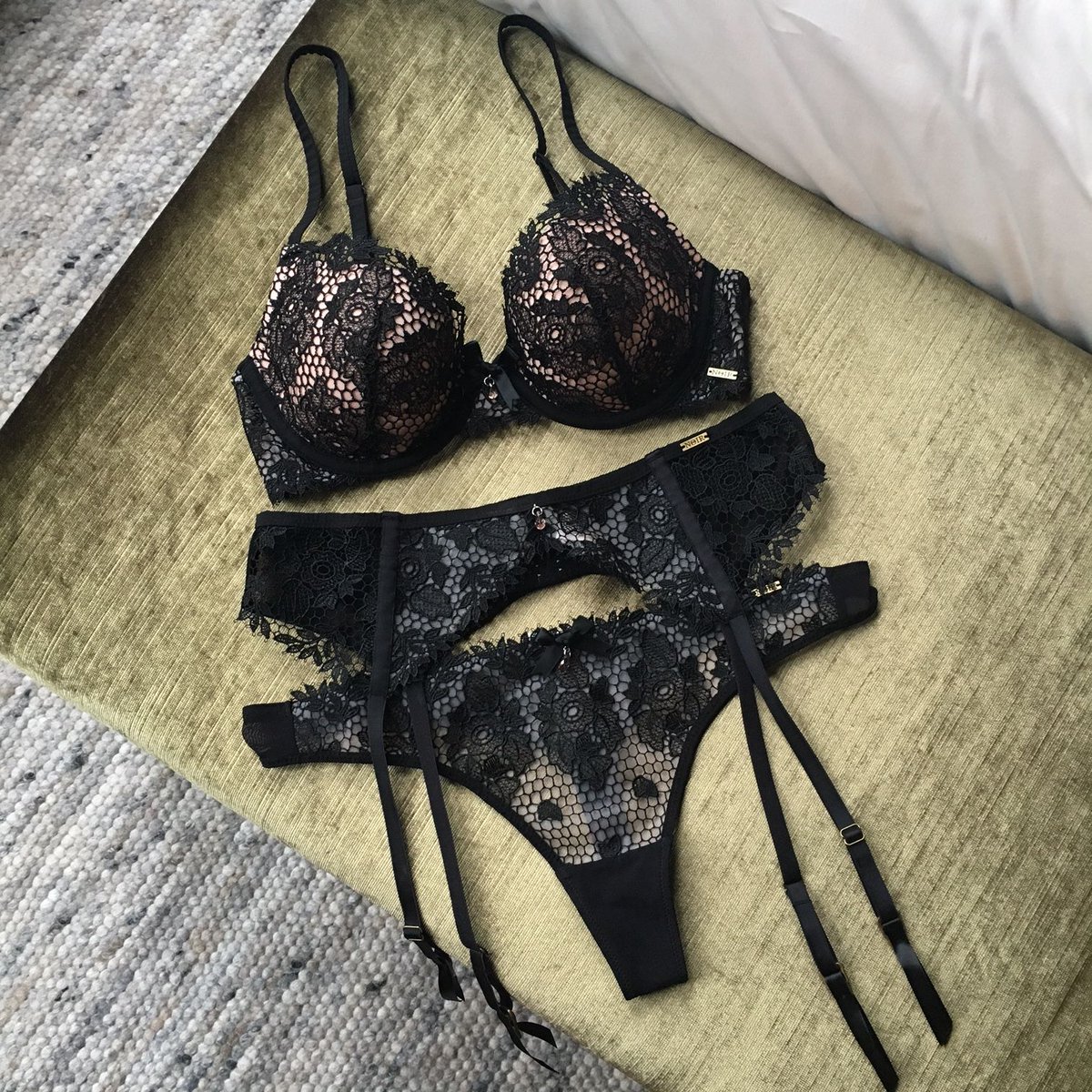 Hunkemöller tweet media