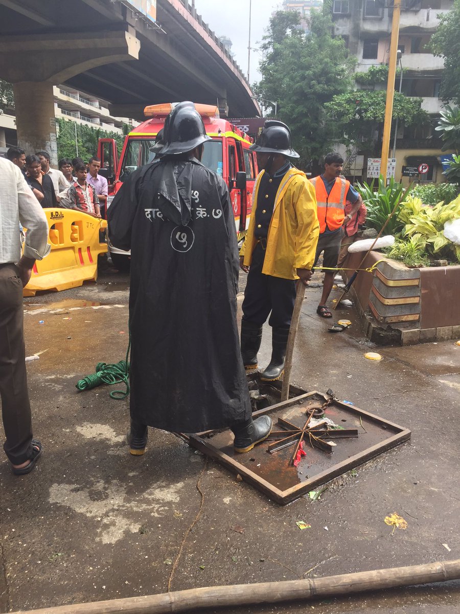 aayushipratap's tweet photo. Man hunt for doctor #DeepakAmrapurkar near india bulls one @htTweets @htTweets https://t.co/8G78qqQwkN