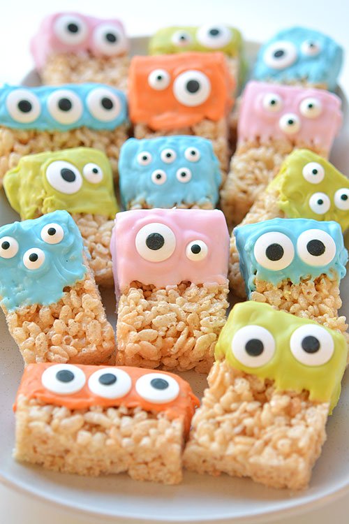 1littleproject's tweet image. How cute are these Rice Krispie Treat Monsters! #monster #ricekrispies #recipes #halloween onelittleproject.com/rice-krispie-t…