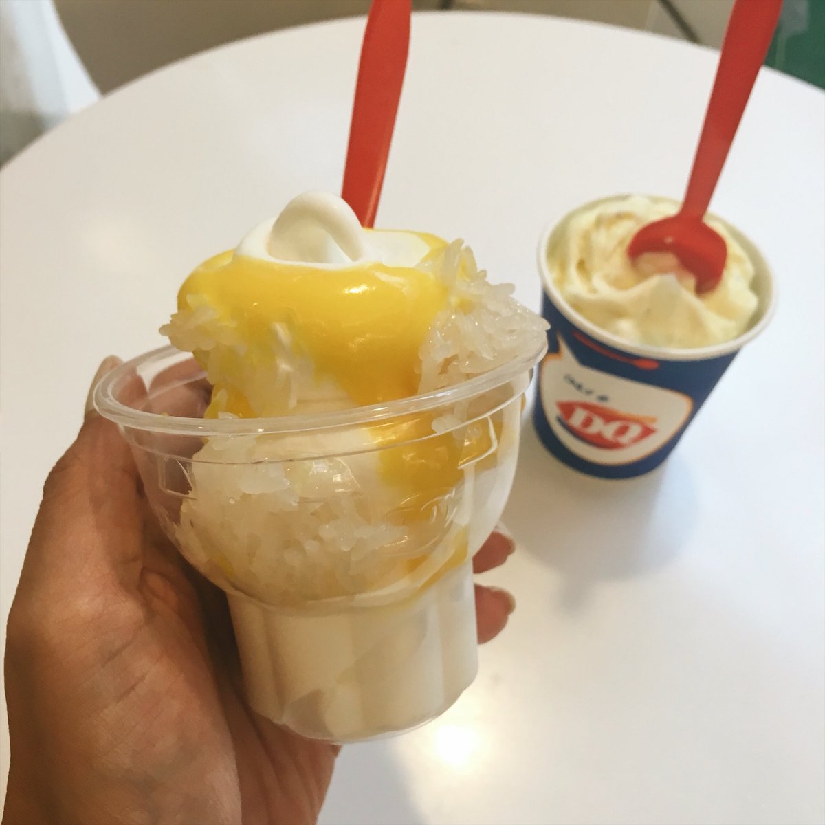 Redprice_50's tweet photo. #ชี้เป้า เดลี่ควีนนทุเรียน 40 บาท! 🐷🍦✨

มาสามแบบซันเดย์ / วาฟเฟิล / ถ้วยปกติ 
3 ท็อปปิ้ง ข้าวเหนียว / อัลมอนด์ / โอรีโอ้ 

กลิ่นไม่แรงและ.. https://t.co/UCKv1u0y0U