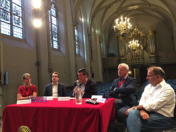 CBG_nl's tweet photo. Onze @VeraWeterings volgde de discussie over Geschiedenisonderwijs voor de toekomstige generatie tijdens #HDUtrecht https://t.co/8Zkwm95q0A https://t.co/B32eptEZhb