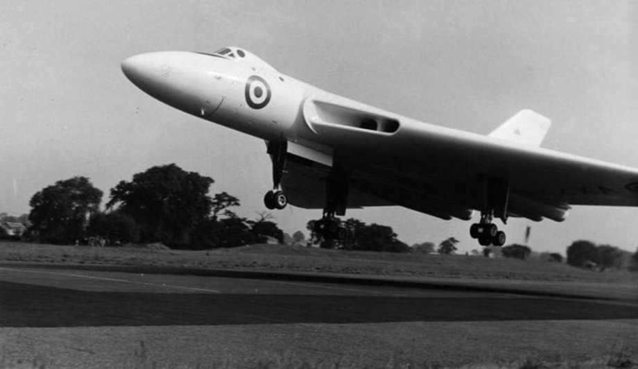 65yrs ago today, VX770, the Avro Type 698 made her maiden flight with Roly Falk at the controls. Eyewitness report: vulcantothesky.org/news/911/82/VX…