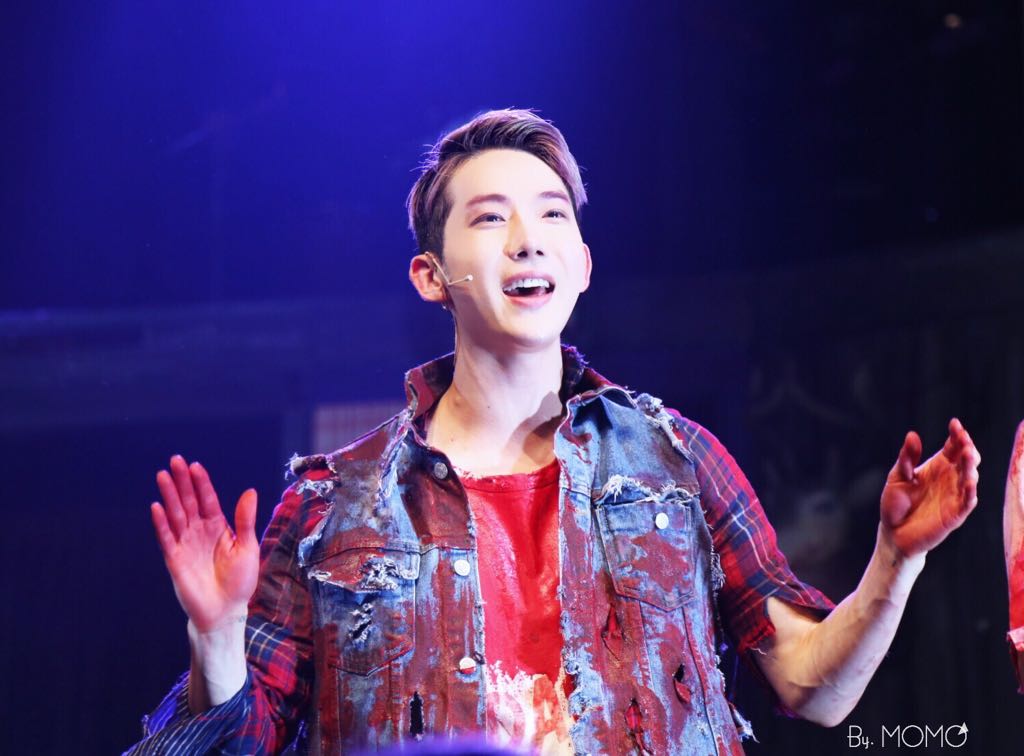 kimhyunji4's tweet photo. #조권 #jokwon #스캇 #이블데드 #커튼콜 #잘생쁨내배우 
170829 20시

어제도 미모 열일함❤️
또 한 가득 행복한 미소 짓고 권이를 바라봤겠지😅🙈
권이가 이쁜걸 어째요😋
@2AMkwon https://t.co/oOZvUsFrYk