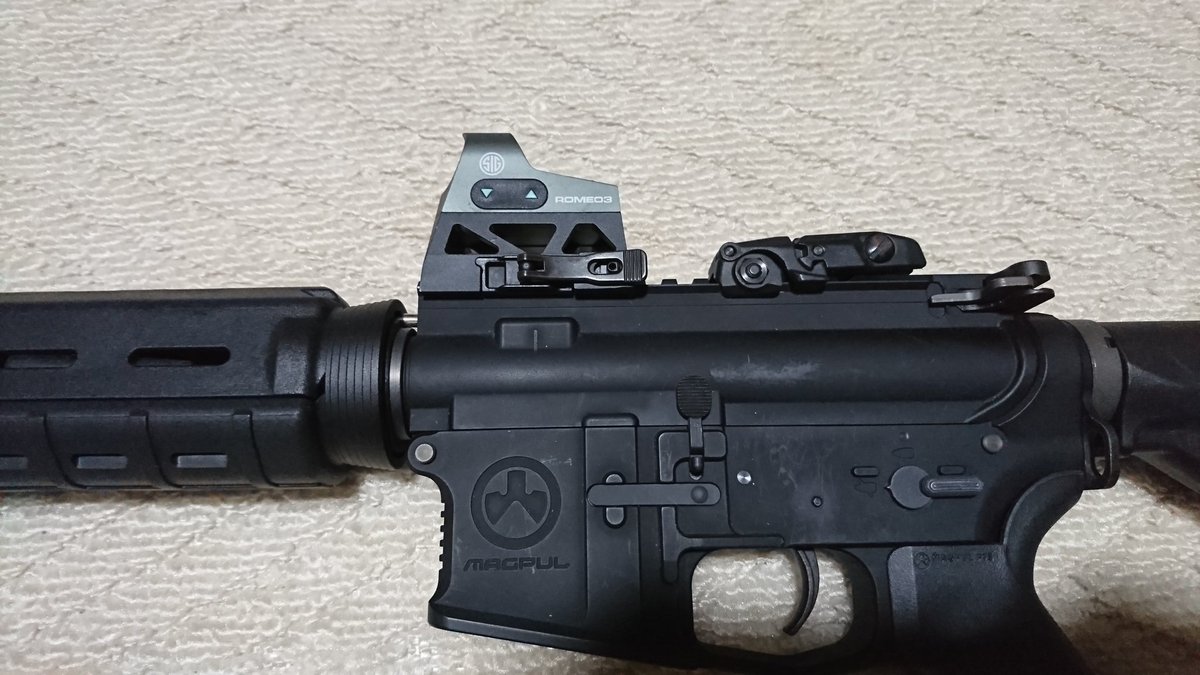 mars180sx's tweet image. Sig Romeo3のレプリカを買ったのでレビュー。
レンズはやや青いですが、フレームが薄いので視界は良いです。
注意点はボタン電池1個だとレティクルがかなり暗いので、CR2016を2枚重ねにすると良いです。 #Romeo3