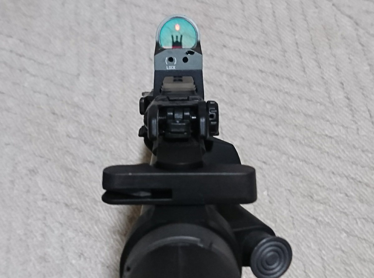mars180sx's tweet image. Sig Romeo3のレプリカを買ったのでレビュー。
レンズはやや青いですが、フレームが薄いので視界は良いです。
注意点はボタン電池1個だとレティクルがかなり暗いので、CR2016を2枚重ねにすると良いです。 #Romeo3
