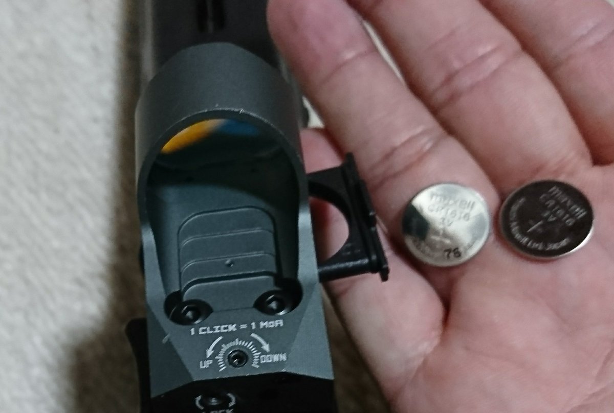 mars180sx's tweet image. Sig Romeo3のレプリカを買ったのでレビュー。
レンズはやや青いですが、フレームが薄いので視界は良いです。
注意点はボタン電池1個だとレティクルがかなり暗いので、CR2016を2枚重ねにすると良いです。 #Romeo3