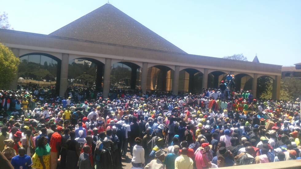 Letty_Mabhena's tweet photo. @maDube_ @SlowVybz @cssmjcksn @vembuya @ginothesaint 1220pm ZANU PF HQ Cnr Samora Machel & Rotten Row, Harare #SolidarityMarch https://t.co/51M7Ch3cHA