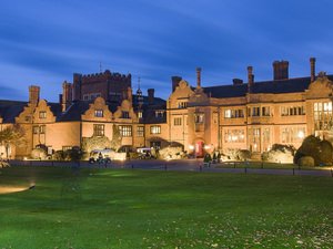 HertsChamber's tweet photo. Our @HertsGlobal Black-Tie Dinner hosted by Patron @HanburyManor discusses how to gain opportunities during #Brexit https://t.co/Gogf6zIU94 https://t.co/JNOuyVi1lE