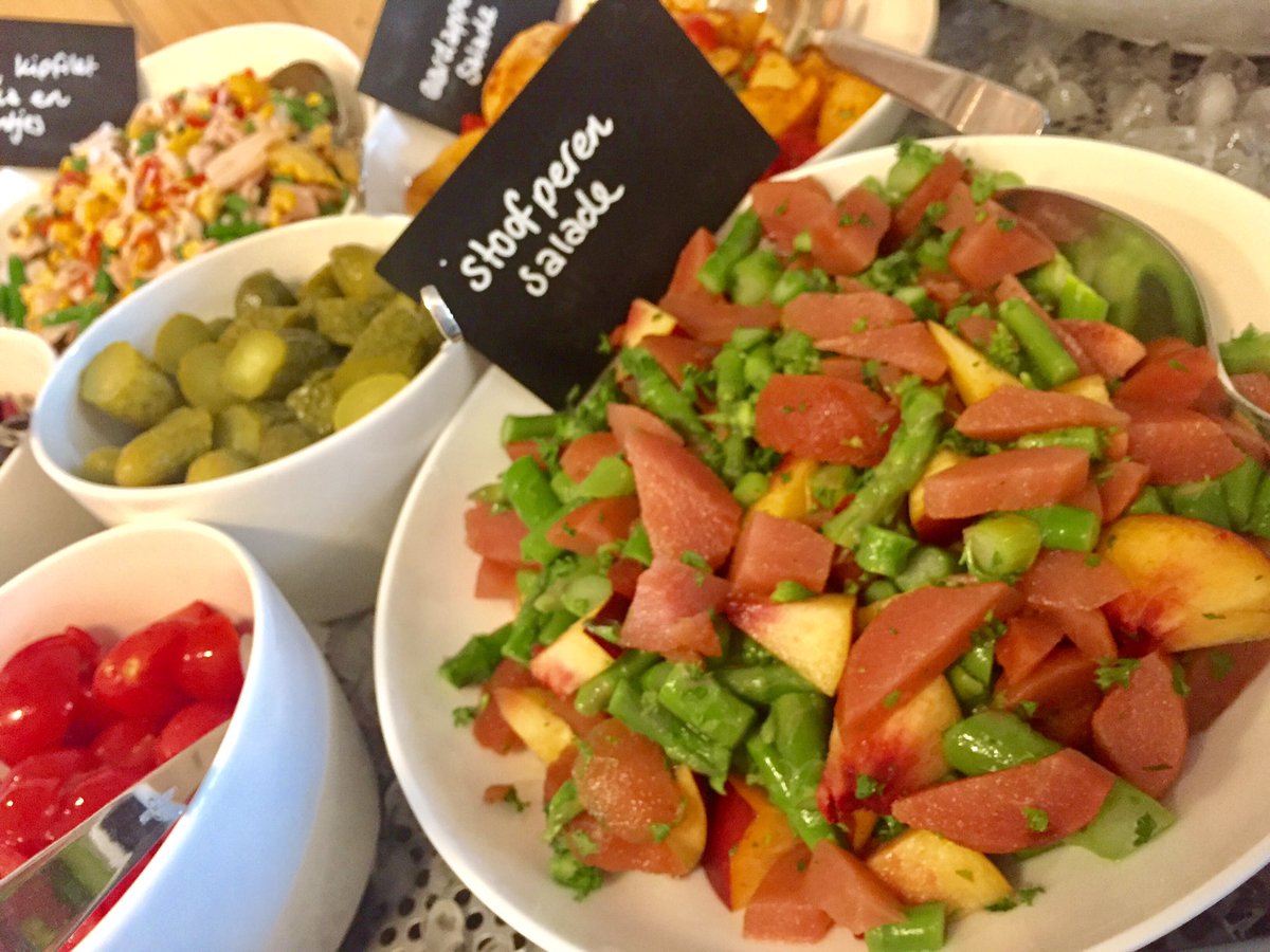 DeHallWoerden's tweet photo. Herfstig weertje vandaag! Daarom: stoofperen in de salade!!
#herfst #lunchtime #deHALL #Woerden https://t.co/m09BUKqMR3