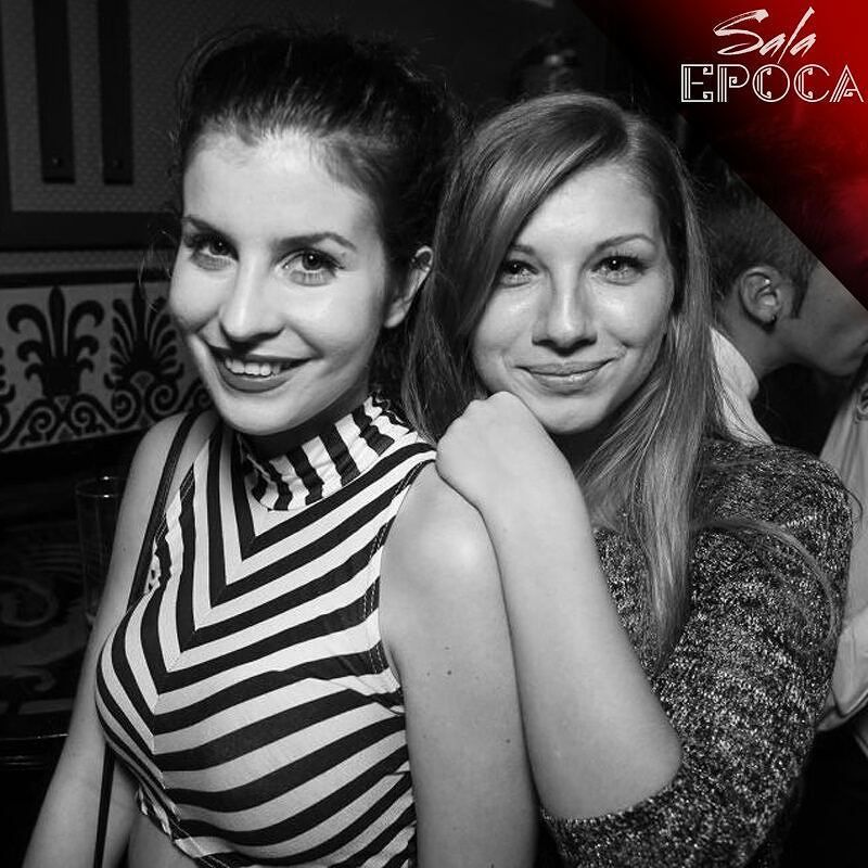 En #SalaEPOCA 💜 nos reímos de la vida 🤣 
Ven a pasarlo bien 🎉 con nosotros 😜