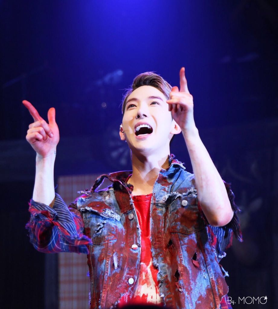 kimhyunji4's tweet photo. #조권 #jokwon #스캇 #이블데드 #커튼콜 #잘생쁨내배우 
170829 20시

어제도 미모 열일함❤️
또 한 가득 행복한 미소 짓고 권이를 바라봤겠지😅🙈
권이가 이쁜걸 어째요😋
@2AMkwon https://t.co/LmMxC4RV90