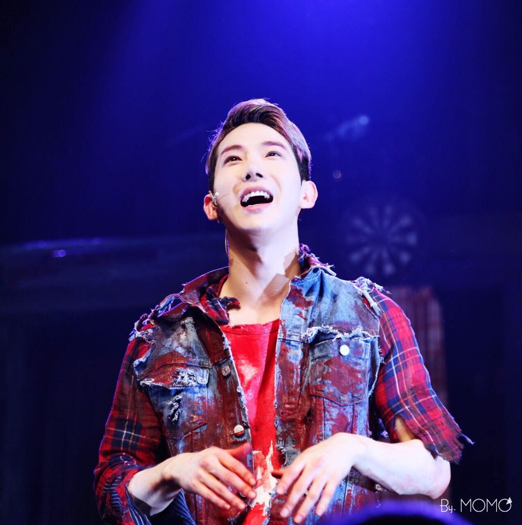 kimhyunji4's tweet photo. #조권 #jokwon #스캇 #이블데드 #커튼콜 #잘생쁨내배우 
170829 20시

어제도 미모 열일함❤️
또 한 가득 행복한 미소 짓고 권이를 바라봤겠지😅🙈
권이가 이쁜걸 어째요😋
@2AMkwon https://t.co/LmMxC4RV90
