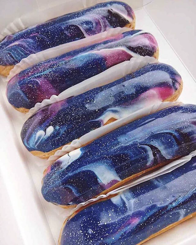 ウクライナの洋菓子店が考案！スイーツと宇宙ロマンが融合した「銀河エクレア」すごすぎ！