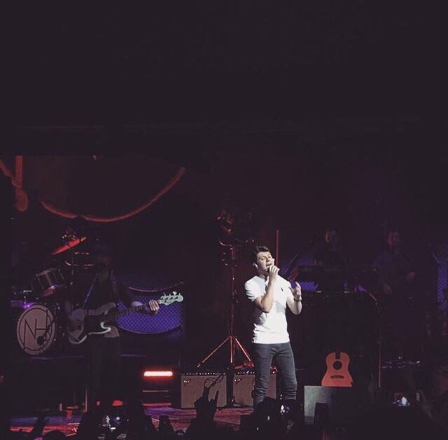 1DRusOfficial's tweet photo. 📲| Найла вчера на своём концерте в Дублине! 🎶 https://t.co/cKZyswRmQD