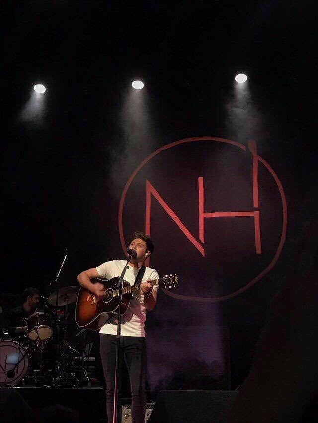 1DRusOfficial's tweet photo. 📲| Найла вчера на своём концерте в Дублине! 🎶 https://t.co/cKZyswRmQD