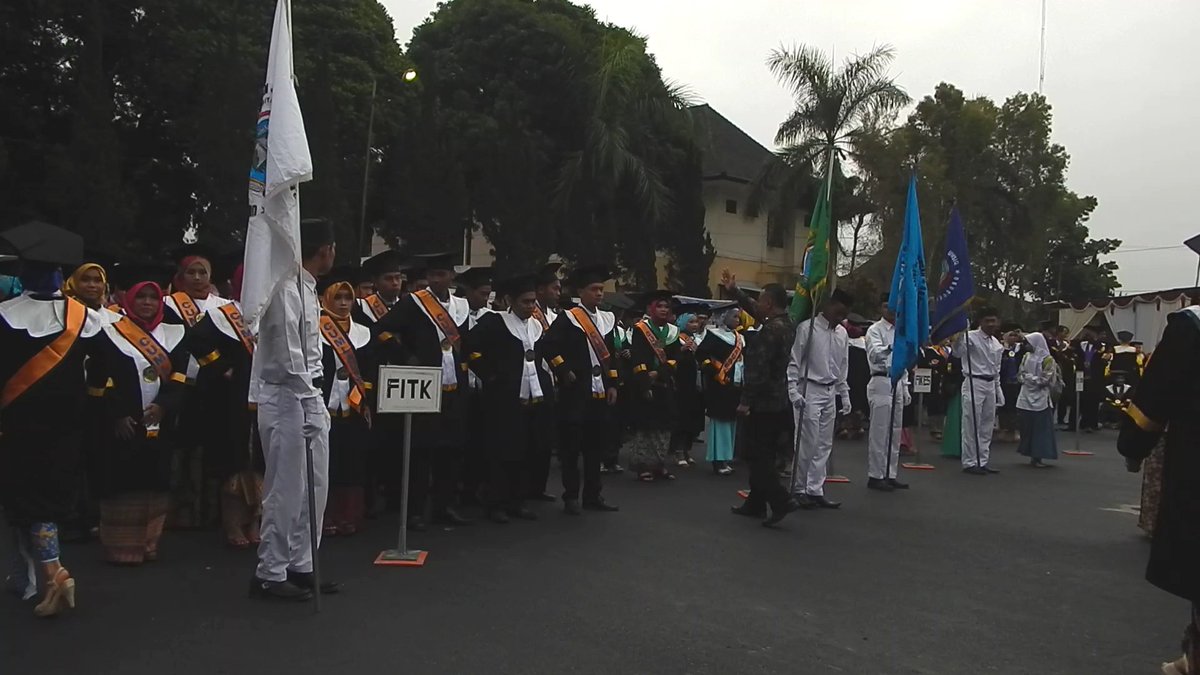 kosimSOBONGALAS's tweet photo. Wisuda Unsiq di Wonosobo https://t.co/s5QLO3wmEc