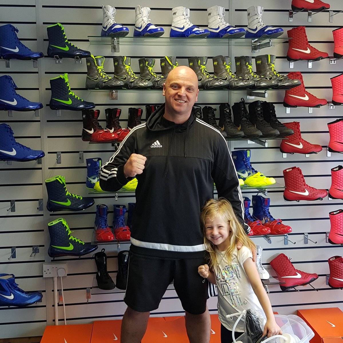 KOTwinsUK's tweet photo. Baz Neil of Laceys Boxing Gym in our Manchester Store #kotwins #komanchester #manchesterfightstore #manchesterboxingstore #nikeboxing https://t.co/gTiFKI50x9