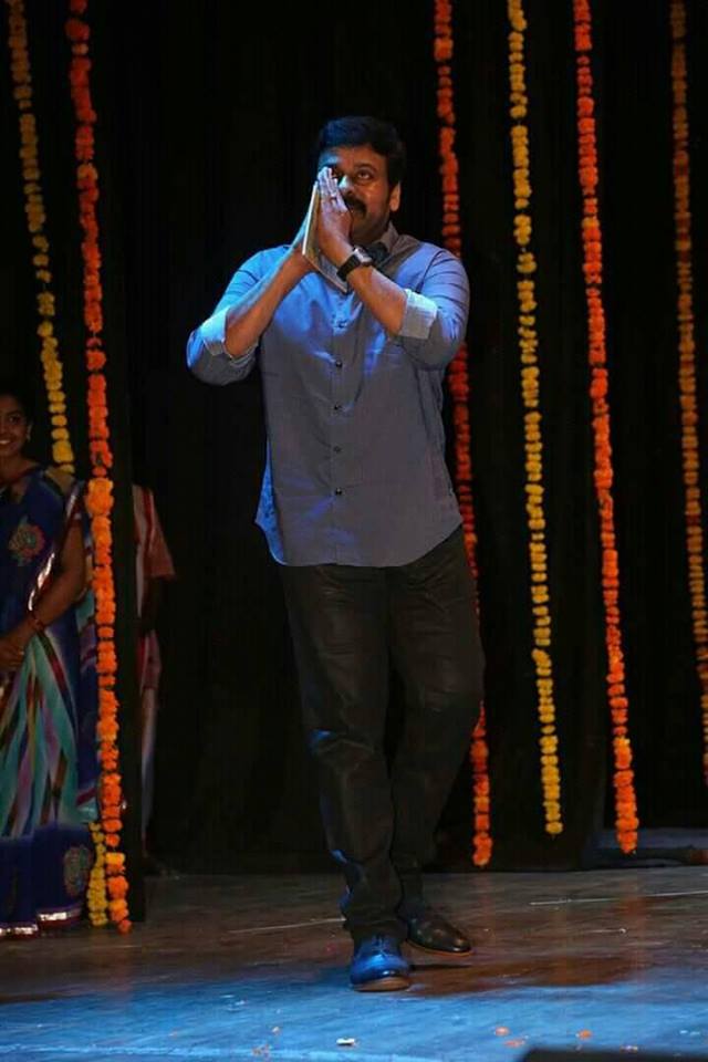 MegaSathyaK's tweet photo. Pedha vallu pillalni Noorellu #Chiranjeevi la vardhillu ani uthiney dhivincharu..#JAICHIRANJEEVA #SyeraaNarasimhareddy #PSPKBdayWithHandloom https://t.co/FzjquAoPw0