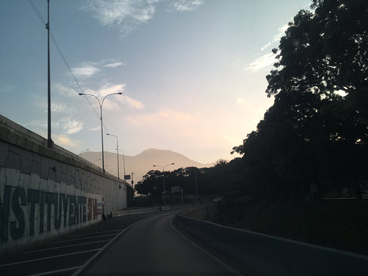 JauaMiranda's tweet photo. Rumbo al #EncuentroPopular de hoy nos encontramos con nuestro Waraira, en un lindo amanecer caraqueño. Gracias a Dios por esta Patria. https://t.co/PIcHU0ebNe