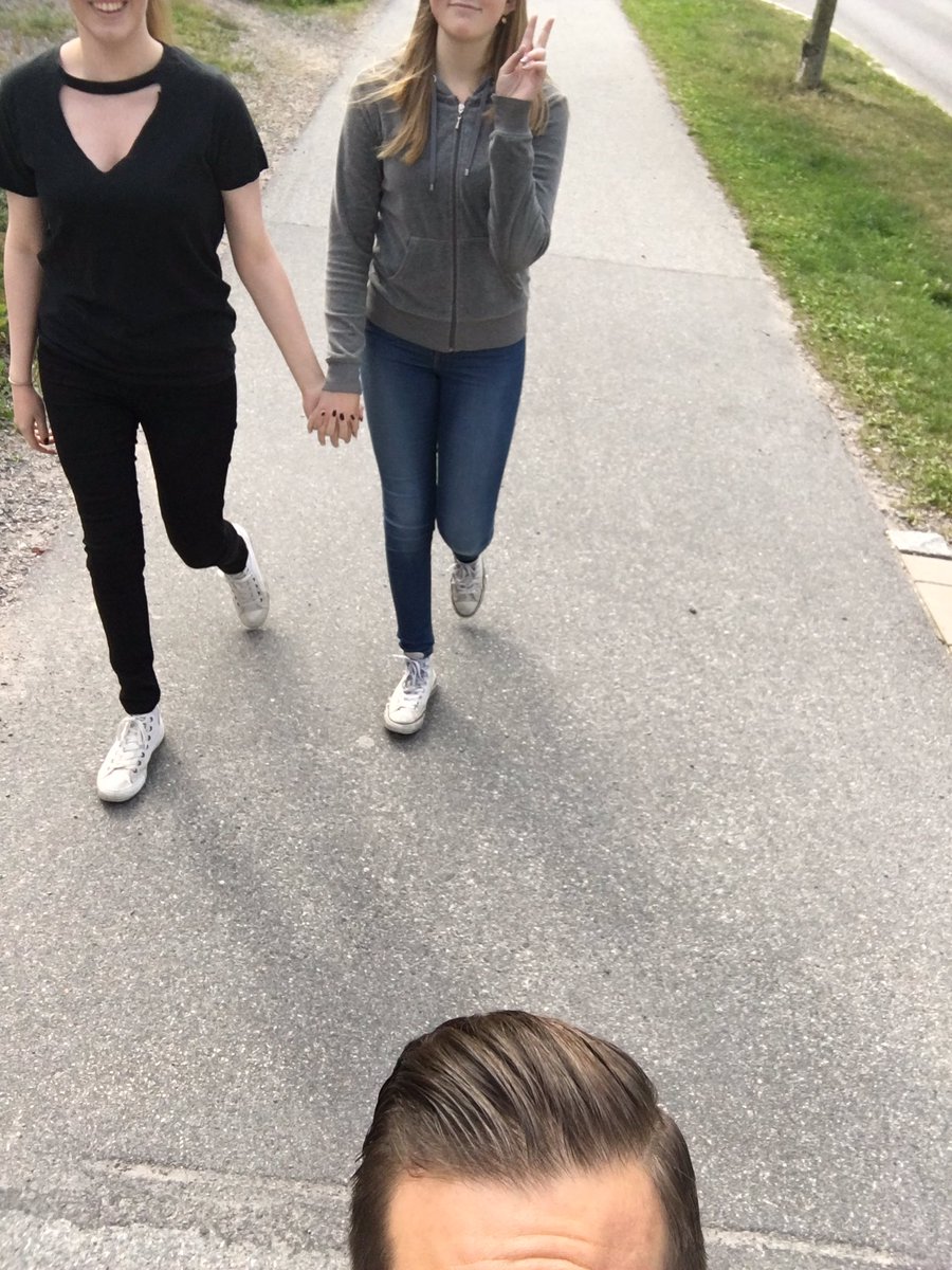 MatssonOscar's tweet photo. Jättelång lektion.Vi tog med en frågeställning och gick ut.När vi kom tillbaka hade den blivit en konsekvensanalys.Inte dumt. #vistaskolan https://t.co/mCEfunglGC