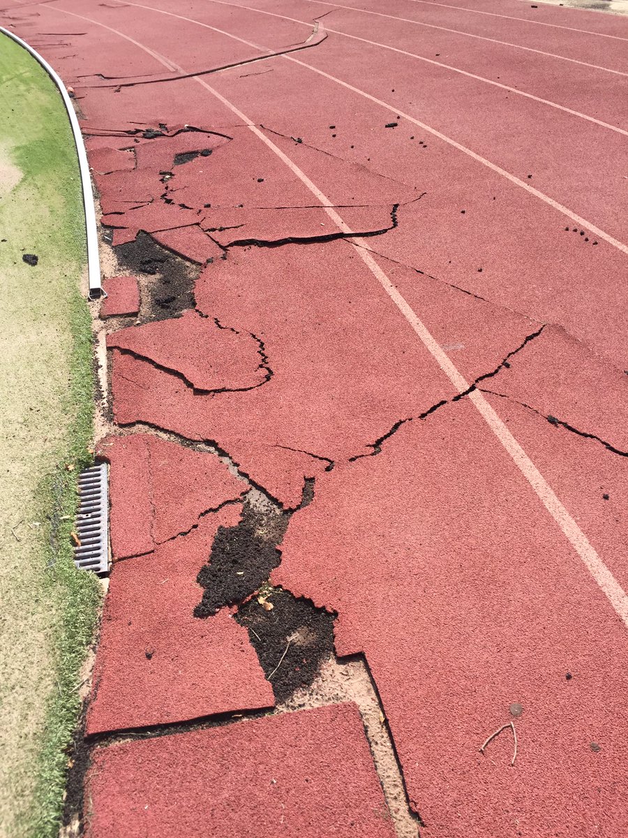LouRG23's tweet photo. Compañeros! A ver si me podéis ayudar a difundir el estado de las instalaciones deportivas de #Parla @CiudadanosParla https://t.co/g72IaIz3Ta