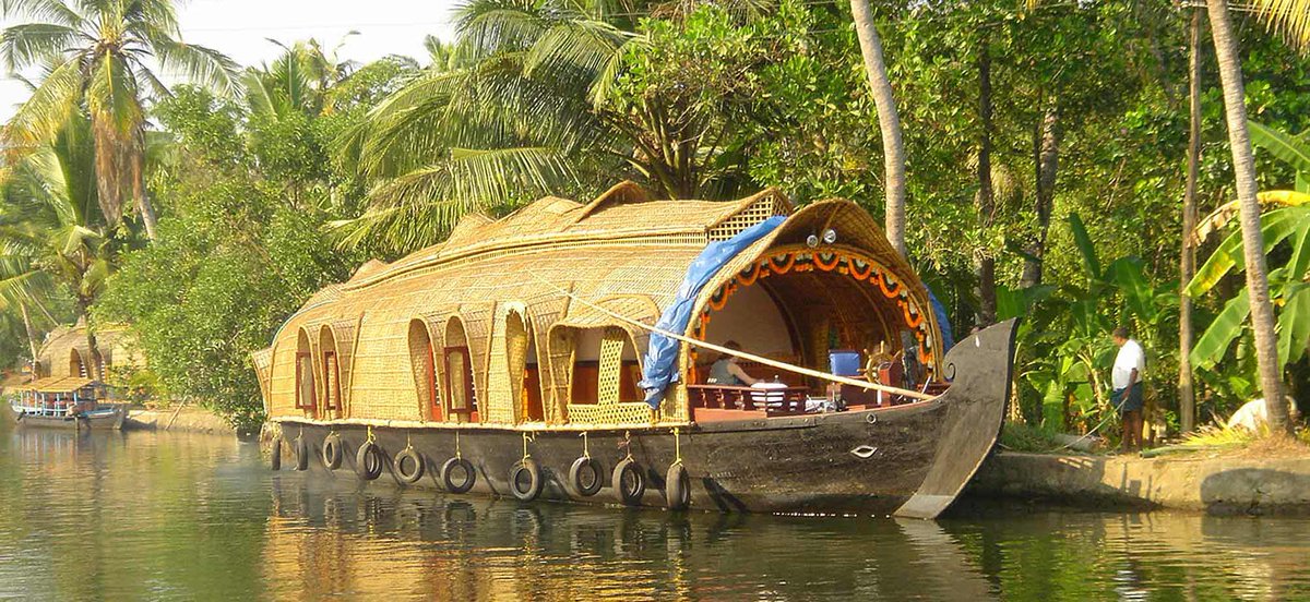 IndianCulture6's tweet photo. #Traditional #Indian #house #boat #Kerala https://t.co/ZJQpZ5TfGJ