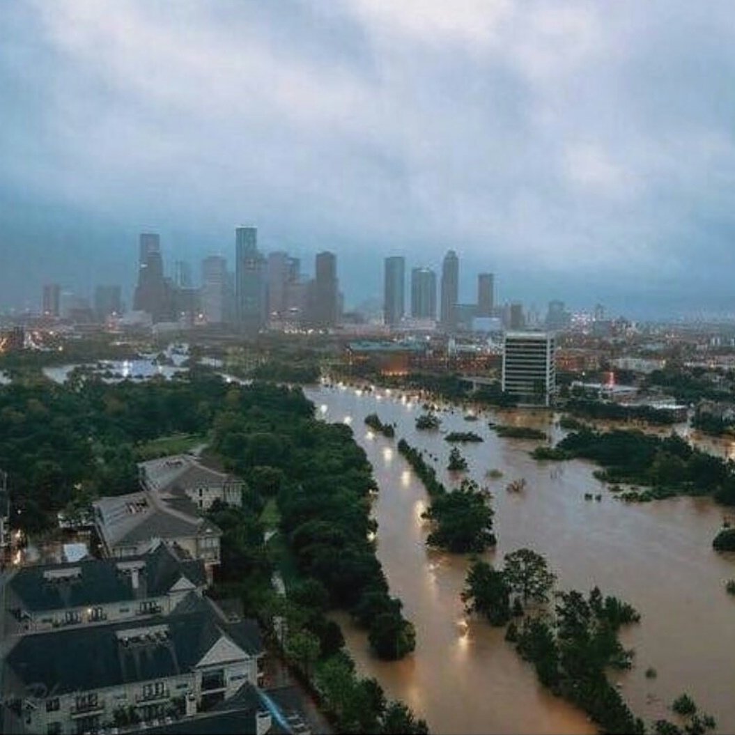 yea__imher's tweet photo. My prayers goes out to #Huston #HurricaneHarvey I pray for everything n everybody 🙏🙏🙏 may God be with you 😥 https://t.co/zaJmTZlmDP