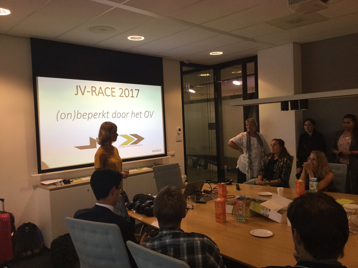 JVidee's tweet photo. .@superCD legt uit hoe je de winnaar van de #JVrace kan worden. 'Bonuspunten voor TeamBlind als ze koffie kunnen bestellen zonder te morsen' https://t.co/jcSJ1uAl8Y