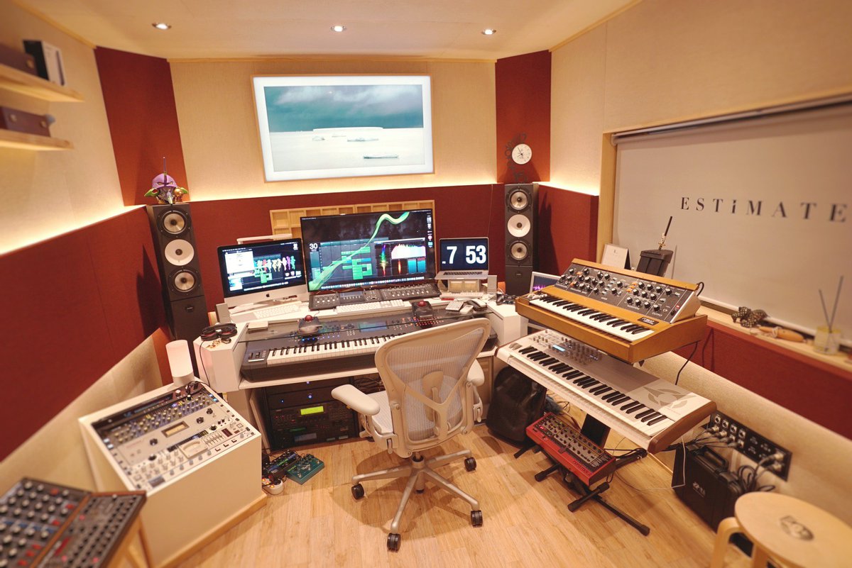 デスティニーチャイルド 公式 En Twitter 今日は素敵な楽曲をたくさん作ってくれるestiさんのお仕事現場を少しだけ見せちゃう 楽器がすっごいたくさんあるの カッコイイ Estiさんの曲 は公式サイトで3曲も聴けるってみんな知ってた ぜひ聴いてみてね