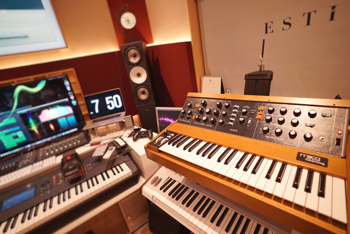 デスティニーチャイルド 公式 En Twitter 今日は素敵な楽曲をたくさん作ってくれるestiさんのお仕事現場を少しだけ見せちゃう 楽器がすっごいたくさんあるの カッコイイ Estiさんの曲 は公式サイトで3曲も聴けるってみんな知ってた ぜひ聴いてみてね