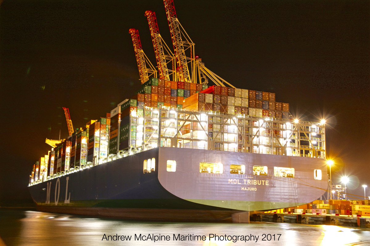 Maritimegeek's tweet photo. Work never stops at @DPWorldSouthamp #MOLTribute seen during & after operations finished early this morning. @ABPSouthampton @DP_World https://t.co/B3mo8zvOoQ