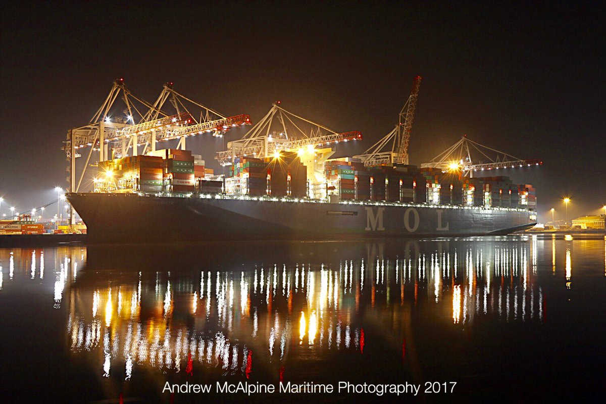 Maritimegeek's tweet photo. Work never stops at @DPWorldSouthamp #MOLTribute seen during & after operations finished early this morning. @ABPSouthampton @DP_World https://t.co/B3mo8zvOoQ
