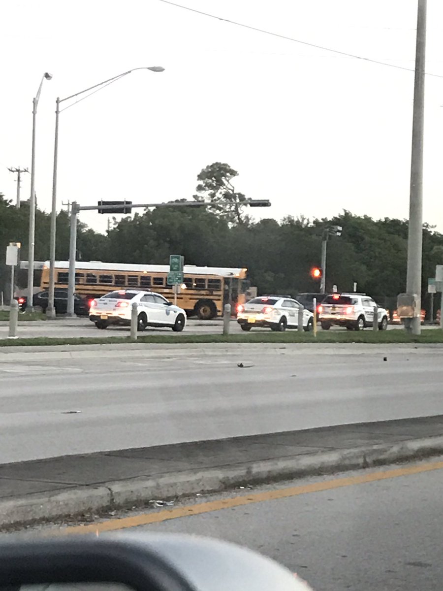 This is #coralgablespd #metrodadepd and #cityofmiamipd using the bus lane during traffic, no lights on, simply driving to work!