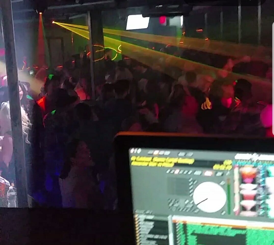 rockstarphilly's tweet photo. DJ LIFE!!! VIEW FROM MY DJ BOOTH!
#djrockstar #feverrecords #music #djlife #motivation #success #nightlife #nightclub #djbooth #fun https://t.co/BOcXpKuKtu