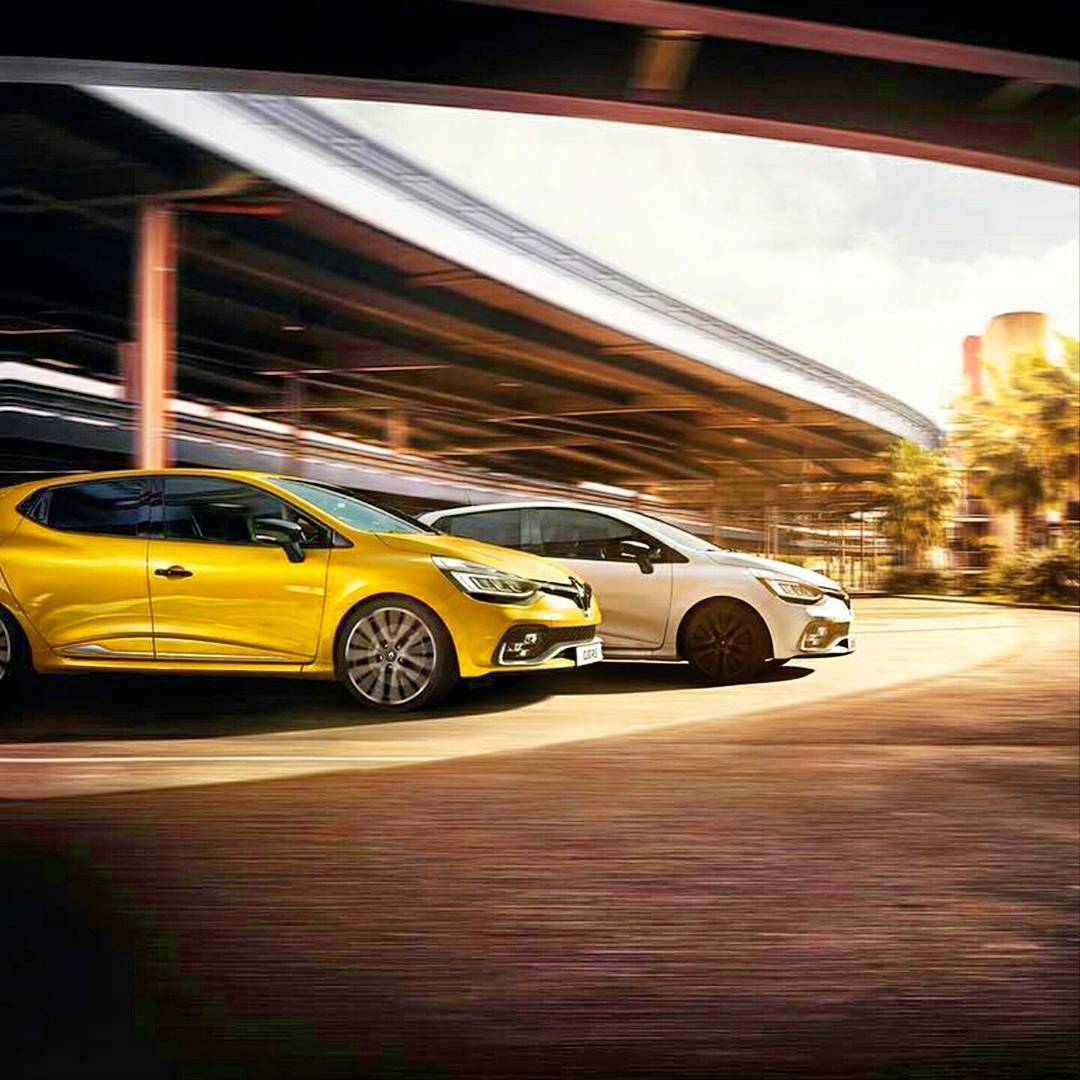 Renault_RE's tweet photo. Quand on ne peut s'empêcher d'admirer leurs belles courbes 😉 https://t.co/md7sWqBizh