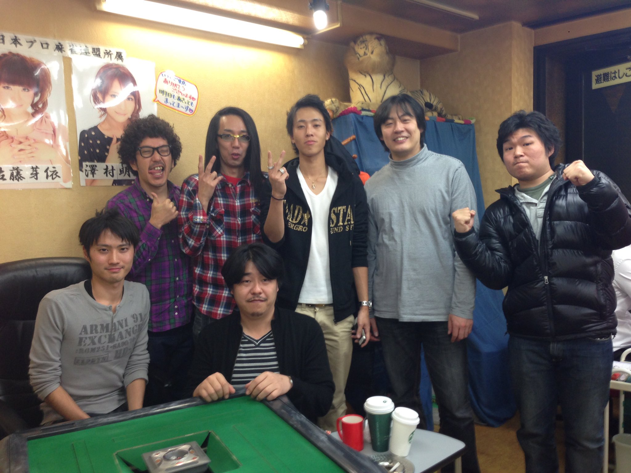 木村魚拓 5年前に撮った写真が昔の女のまぶしい笑顔と一緒に宝箱の底から出てきたのですが 右端でしょっぱいファイティングポーズをとる黒髪の小僧が誰か どうしても思い出せないんです 木村魚拓 5年前に撮った写真が昔の女のまぶしい笑顔と一緒に宝箱の底から出てきたのですが 右端でしょっぱいファイティングポーズをとる黒髪の小僧が誰か どうしても思い出せないんです