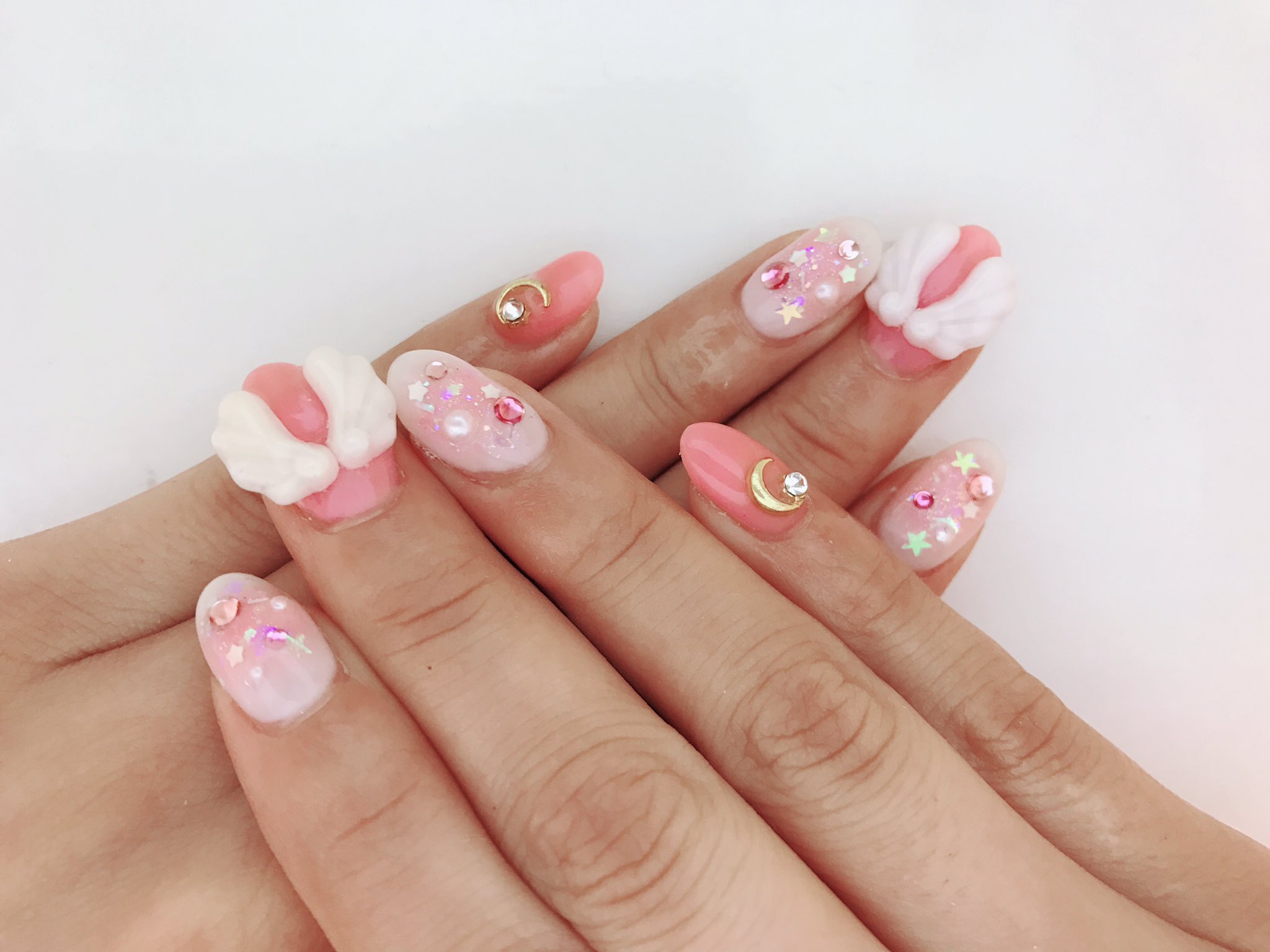 めぐ セラムンネイルしてもらってきた セラミュでグッズになるセーラームーンの原画とちびちびを親指に セラムンの羽意識して 3dで羽付けてもらったʚ ɞ セーラームーンネイル 痛ネイル 3dネイル T Co Md9uhdhlvd Twitter