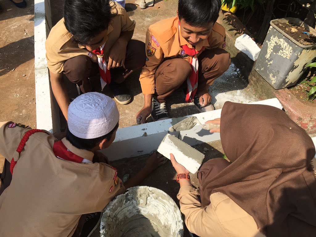 fgtleader's tweet photo. The kids build the cropbox for farm school by themself. Let's learn from the experience! 

#FGTL
#YSEALISeeds
#universitasindonesia https://t.co/QZk98AnjII