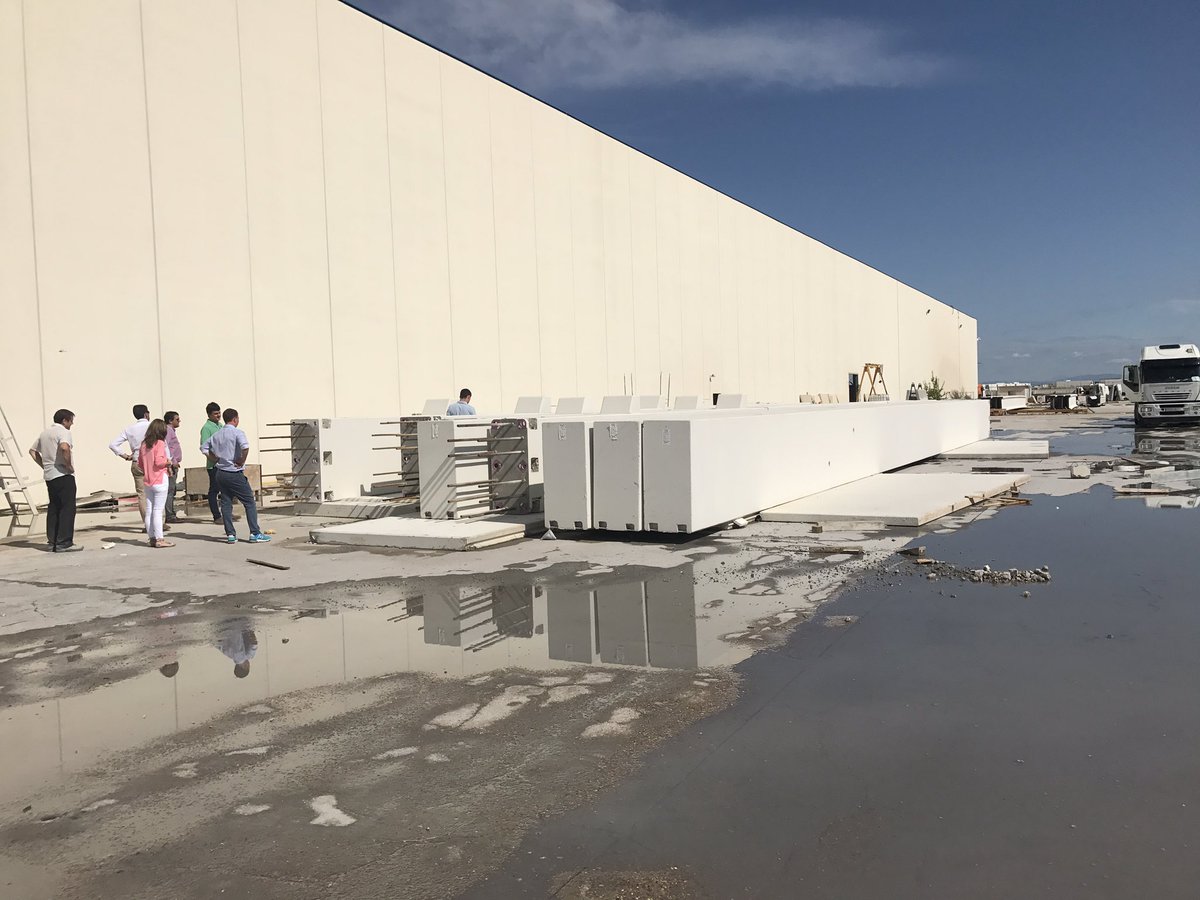 IgnacioAramen's tweet photo. Visita a las instalaciones de @tecnyconta con @C_Ecay para ver avance de fabricación de nave de #BACAICOA #ProyectosNavarra cc/@_atBIM https://t.co/8SjaBnbIIx