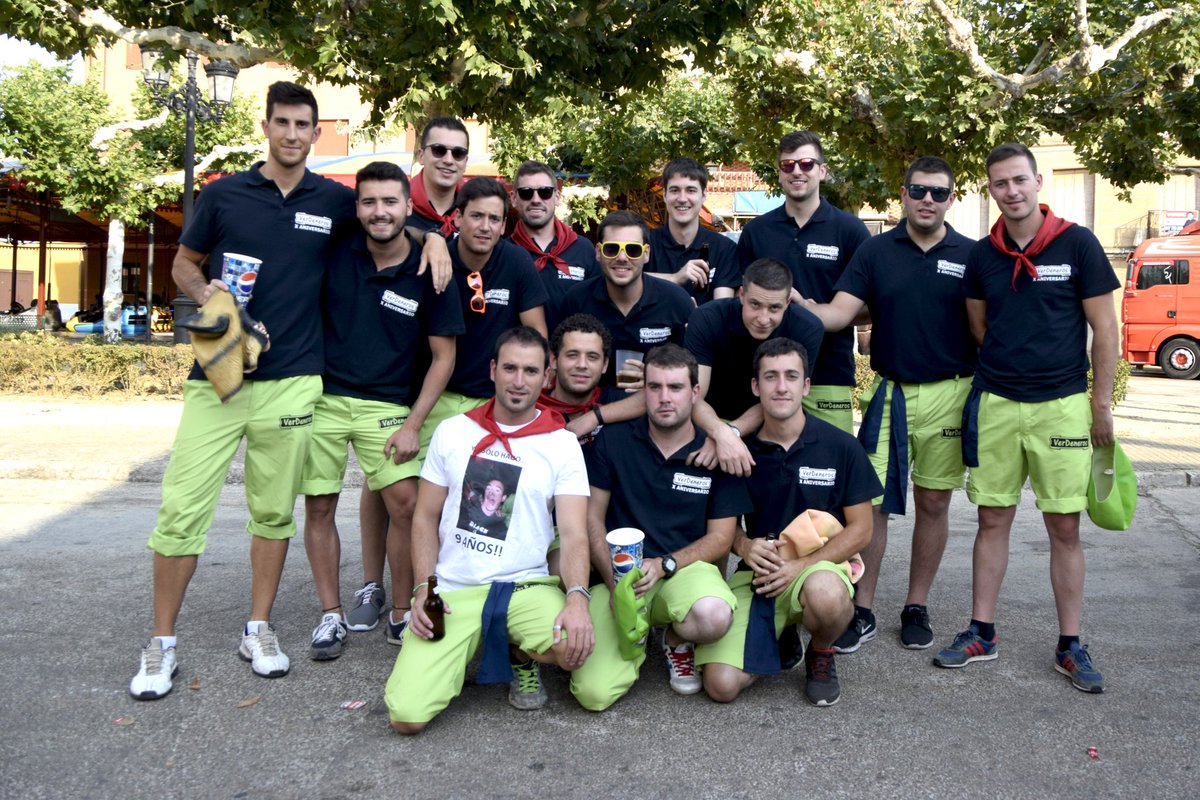 verdenerosmdf's tweet photo. ¡Gran familia!
#VerDeneros 
#10Años #XAniversario
#FiestasMelgar17 https://t.co/1EQKvg8A0V